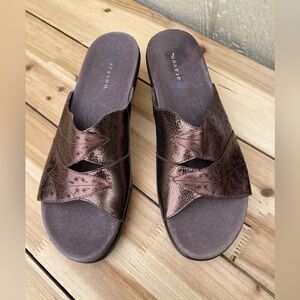 Aravon Women's Bronze Sandals